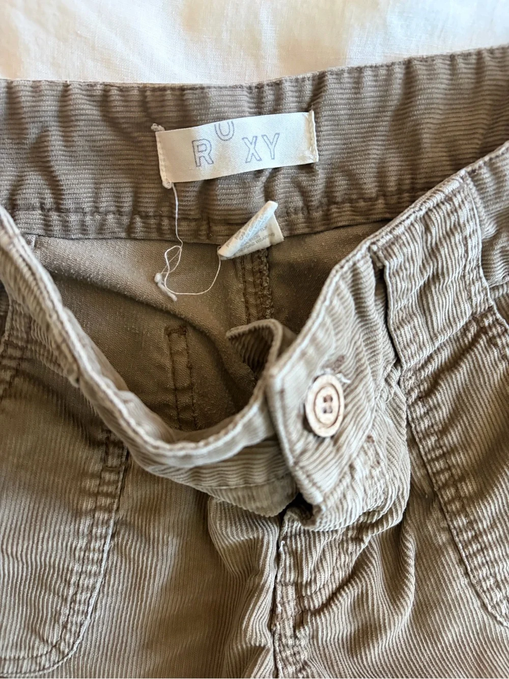 Early 2000s Roxy shorts- Taupe Brown 26-27 waist - Picture 4 of 5